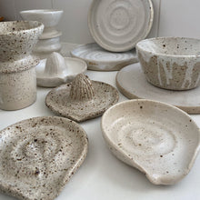 将图片加载到图库查看器,Hand building Pottery Class