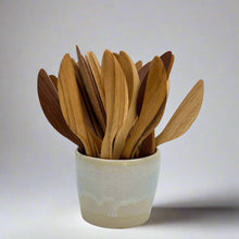 将图片加载到图库查看器,Product photo of multipal wooden knives sitting in a ceramic cup