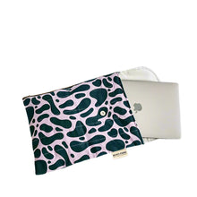 画像をギャラリービューアに読み込む, Product photo of fabric latop pouch, flat open to show laptop fitting