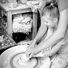 将图片加载到图库查看器,Kid's Pottery Wheel Throwing Class