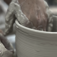 将图片加载到图库查看器,Kid's Pottery Wheel Throwing Class