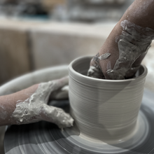 将图片加载到图库查看器,Kid's Pottery Wheel Throwing Class