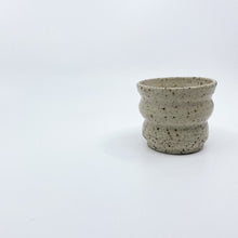 将图片加载到图库查看器,SPOTTY CURVY MUG