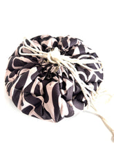 Cargar imagen en el visor de la galería, FLATLAY DRAWSTRING MAKE-UP BAG
