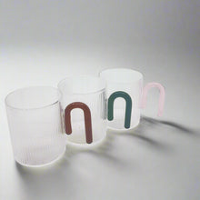 将图片加载到图库查看器，product photo of three clear glass mugs, each with a different colour handle
