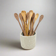 将图片加载到图库查看器，Product photo of long handled wooden spoons. Multipal spoons sitting in a ceramic cup
