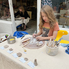 이미지를 갤러리 뷰어에 로드 , School Holidays Workshop - Kids Hand building  1 hr session
