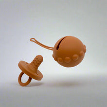 Cargar imagen en el visor de la galería, BABY DUMMY/PACIFIER WITH STORAGE CASE
